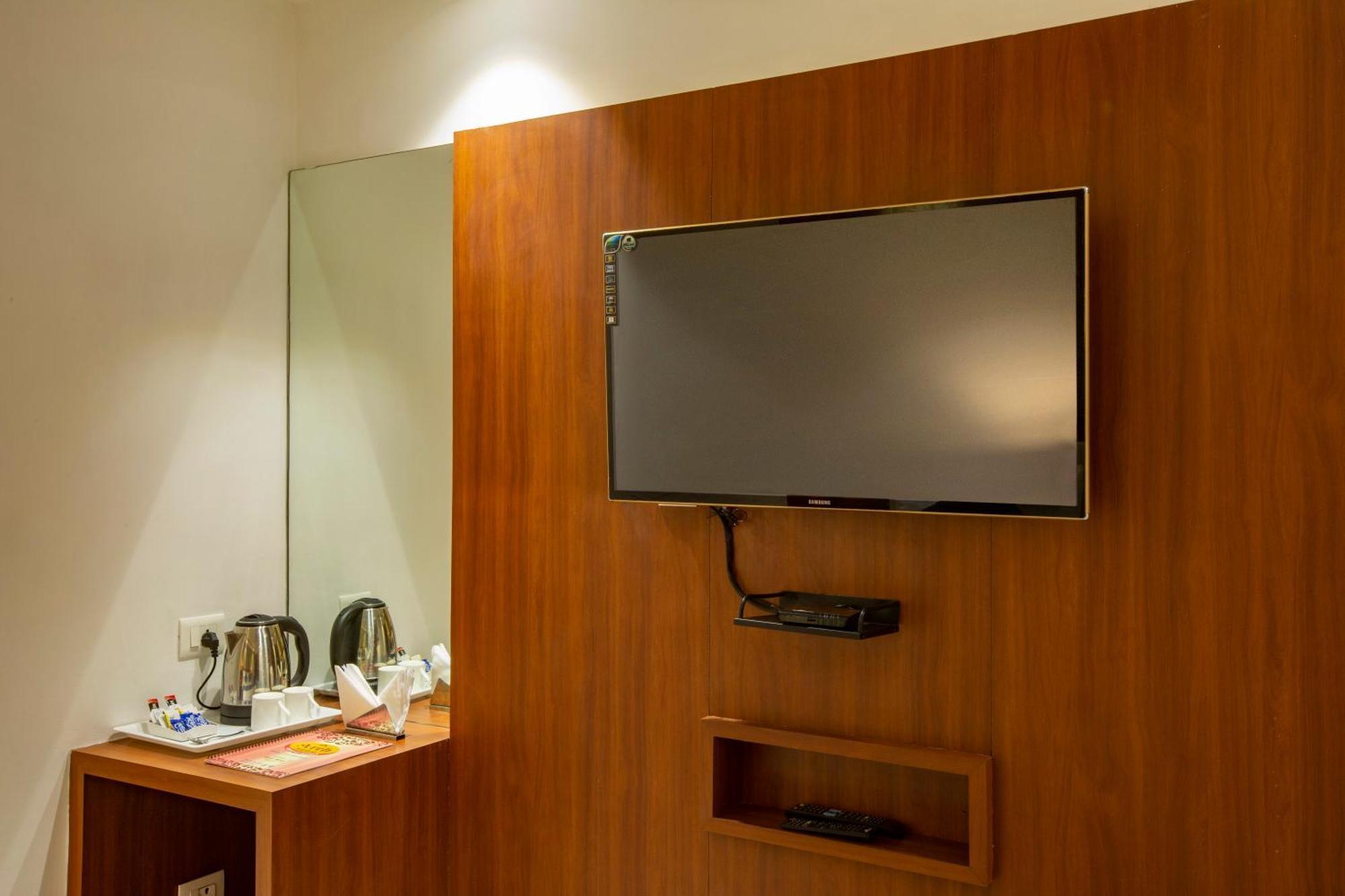 Hotel Arch Suites - Near Aerocity New Delhi Exteriör bild