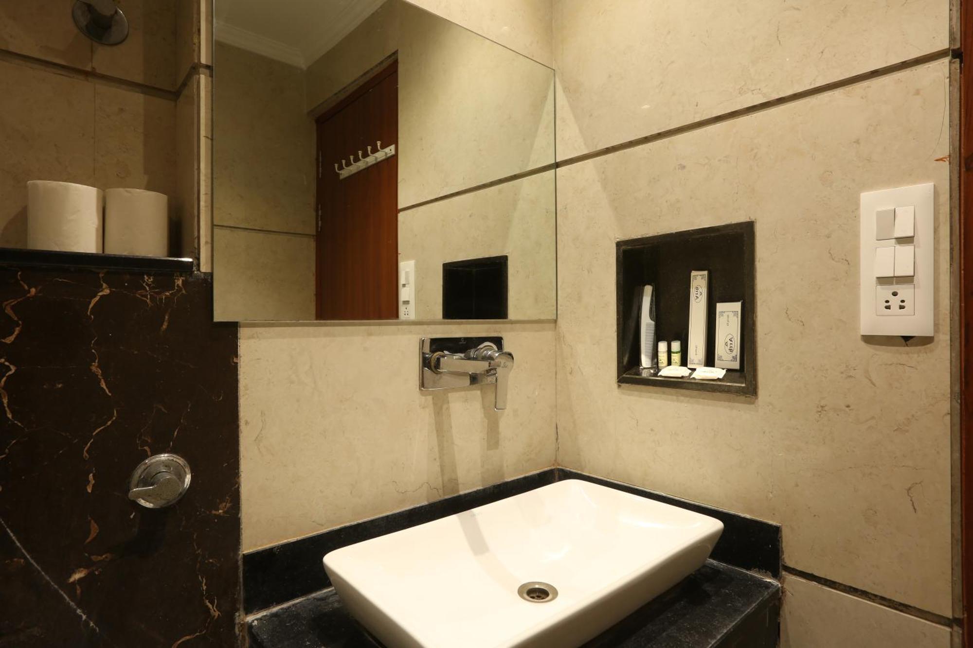 Hotel Arch Suites - Near Aerocity New Delhi Exteriör bild